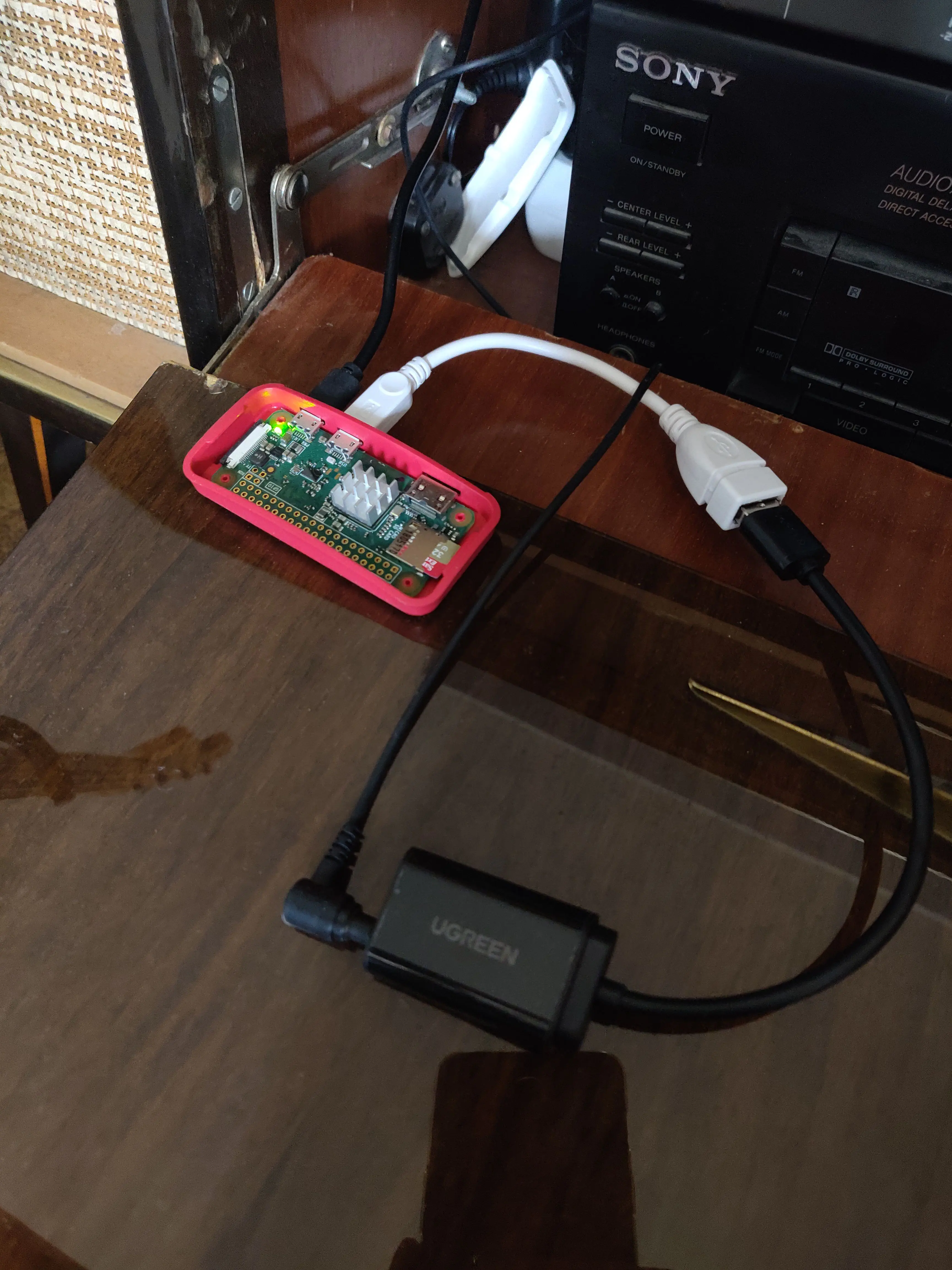 Raspberry Pi Zero W im Originalgehäuse neben meinem Verstärker mit USB Soundkarte